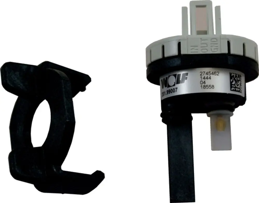Druckflusssensor von Wolf, bestehend aus einem Sensor und einer Halterung. Der Sensor hat eine Steckeranschlussmöglichkeit für die Verbindung.